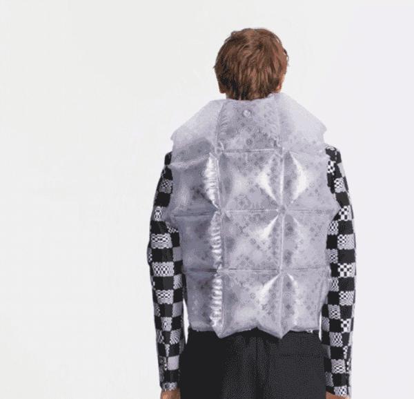 LV“转行”卖空气？一件充气夹克30000块，网友：我出3块