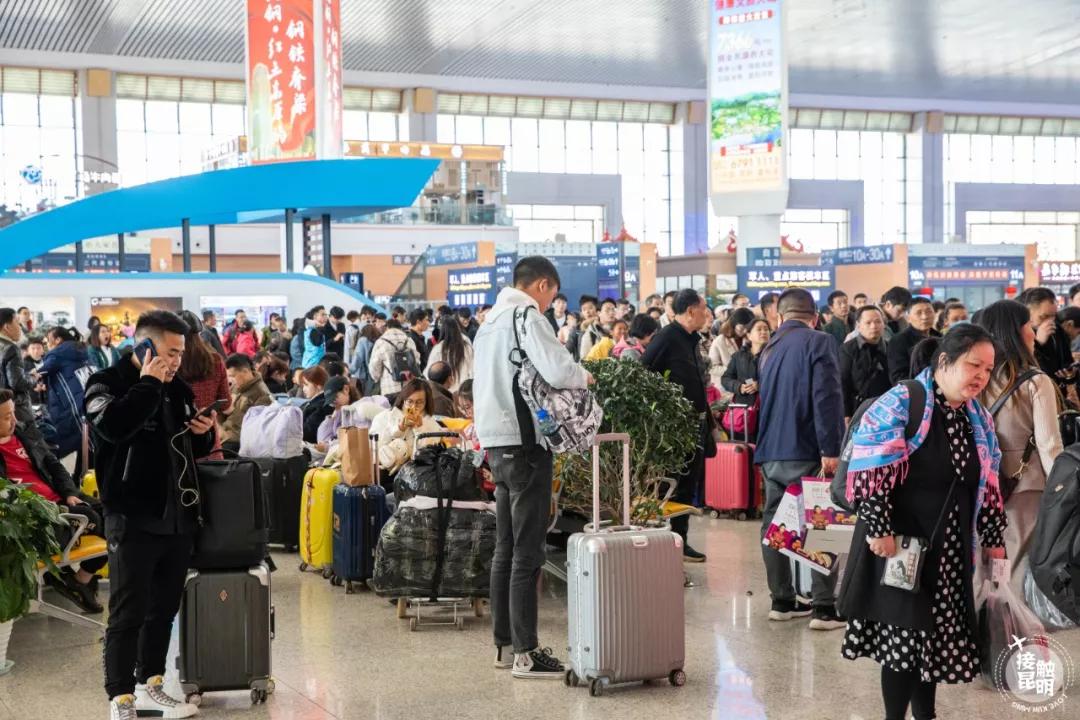 直击春运首日各地出行现场,春运首日直击带上祝福温暖回家