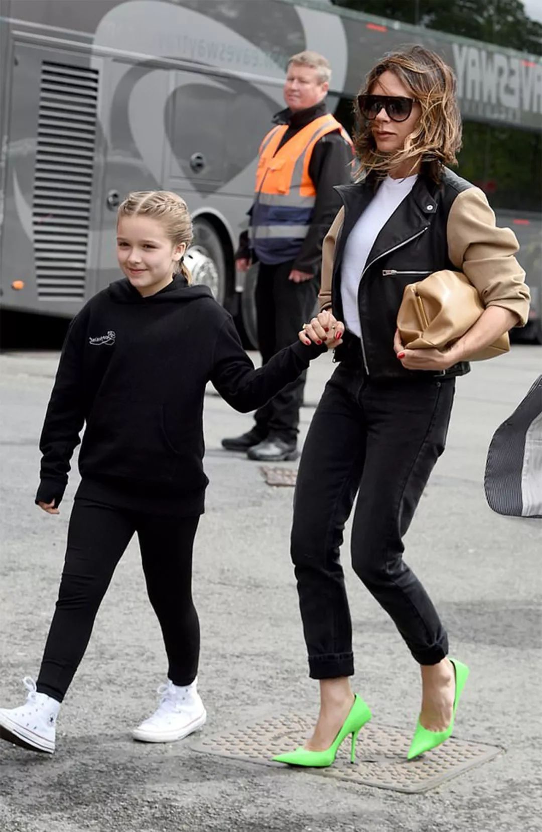 46岁贝嫂带儿女为老公助威，小七成全场焦点，小贝甜蜜亲吻女儿