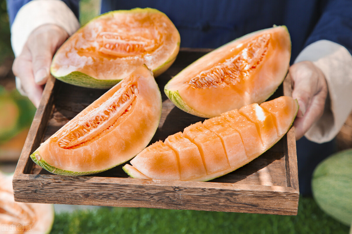 哈密瓜表面发霉还能吃吗,哈密瓜外面发霉了还可以吃吗