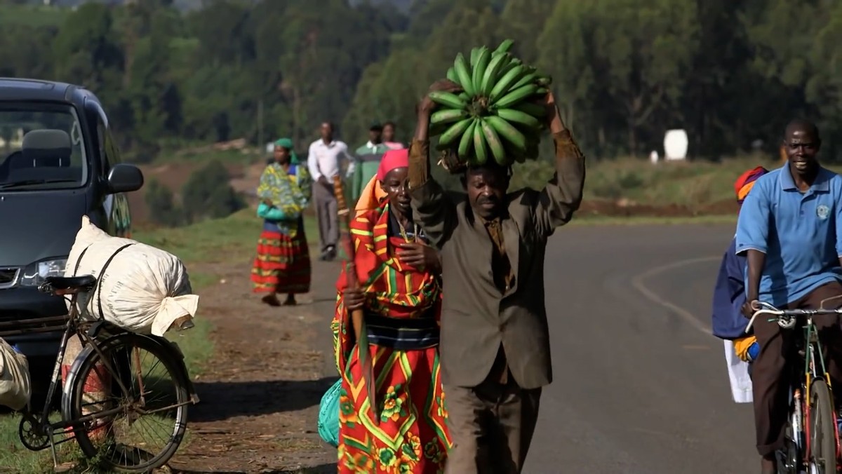 非洲布隆迪的赚钱天才,骑着自行车运香蕉扒车门,满身绝活无人敌