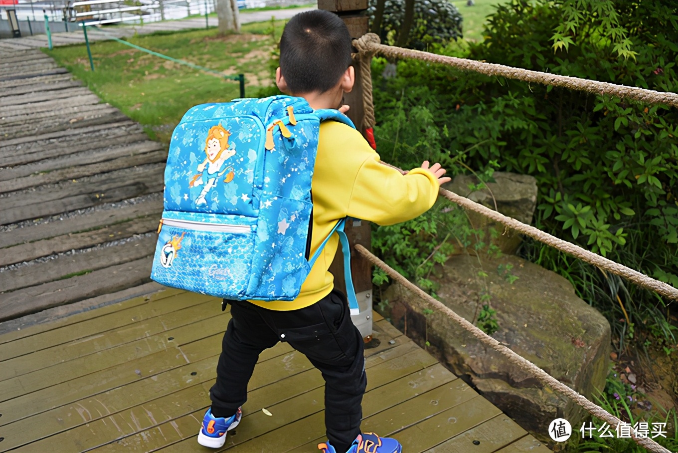 别让孩子输在起跑线，背上GMT for Kids挪威小方包，轻便 舒适 充裕