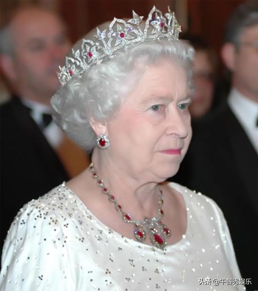 英女王90岁大寿,英女王的钻石胸针