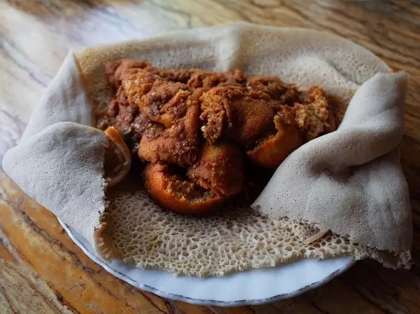 在埃塞俄比亚吃什么，对非洲美食没抱任何期待，甚至带着一丝恐惧