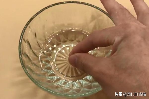 502把两个手指粘在一起了怎么分开,502胶水把两个手指粘一块了怎么办