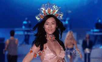 带货女王杨幂再秀减龄穿搭,带货女王杨幂台湾