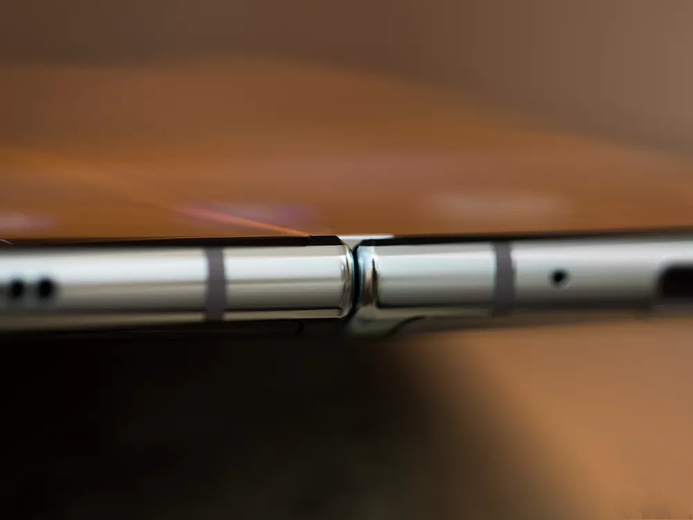 三星fold一代屏幕有条白线,三星galaxyfold内屏有一条亮线