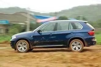 遇到泥泞路段应该怎么通过,开车过泥泞路段正确的方法