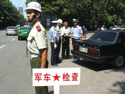 警察有权拘留军人吗,警察有权管军车吗