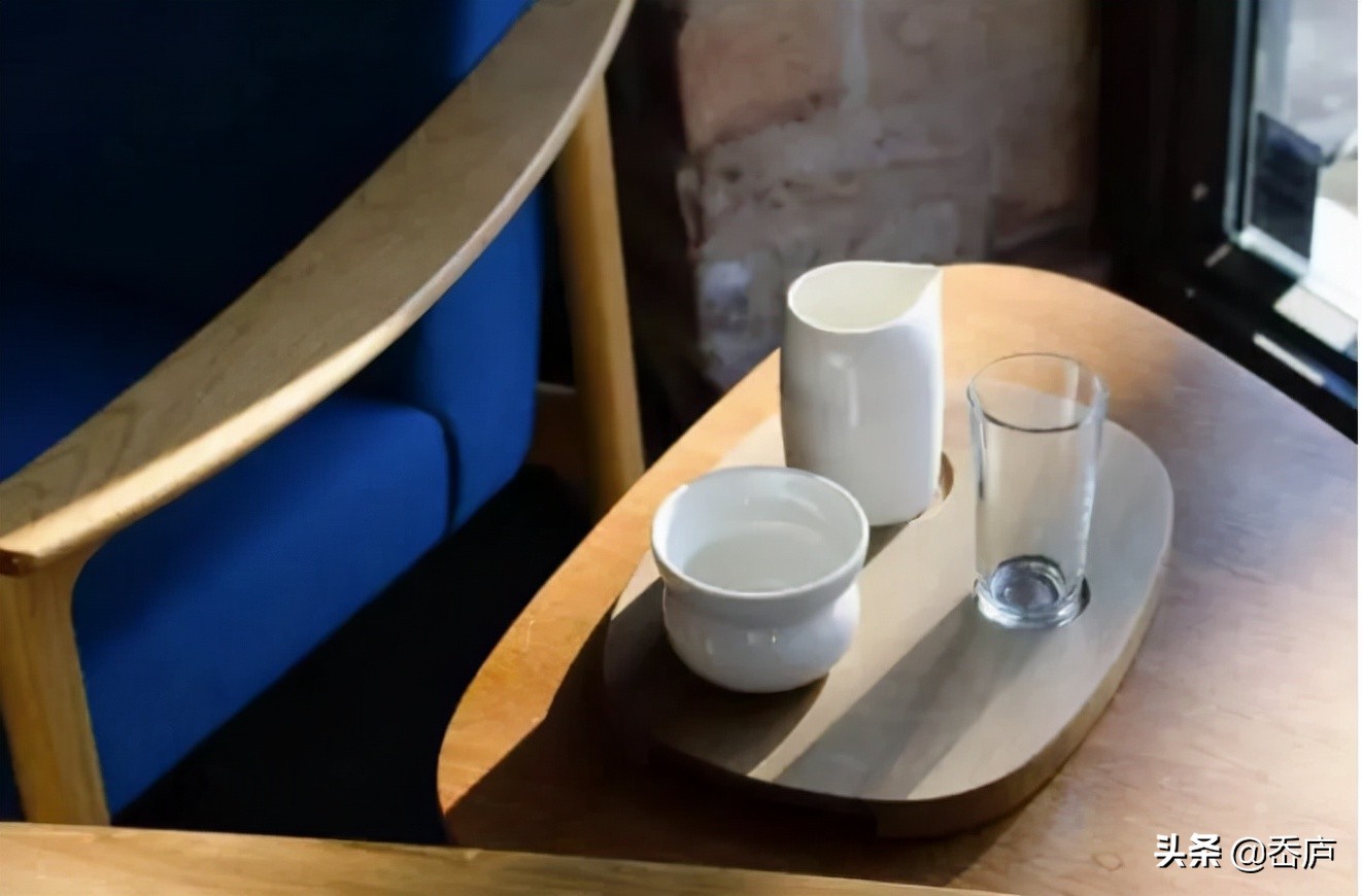 他是电影圈中的咖啡老炮，3岁开始喝咖啡，每天畅饮20杯