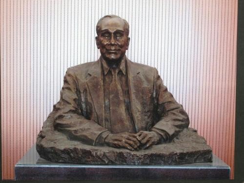 他是最穷的亿万富豪，有几十家银行，却无房无车，儿子是货车司机