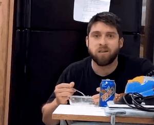 白鸭识套路：抓住男人的心理“弱点”，这六招让他秒回信息