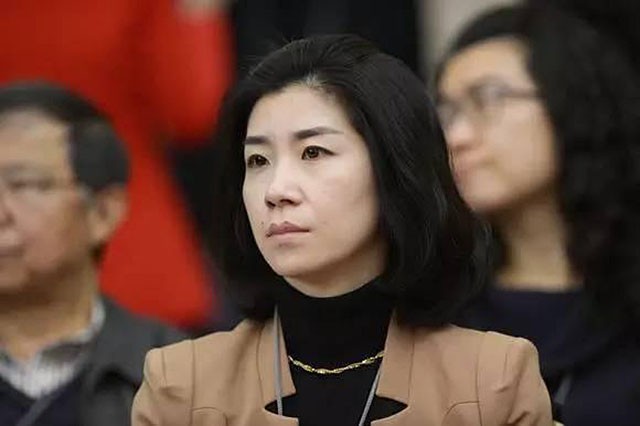 44岁“国翻”张璐，10年9上总理记者会：这才是真正的中国女神