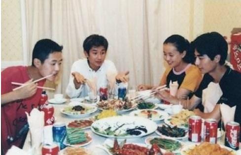 从软饭男到钢铁硬汉，“整容”式离婚后，文章“站”起来了