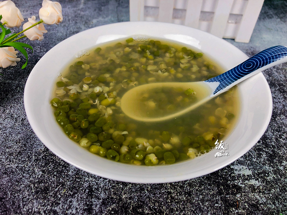 绿豆汤烧的是红色的怎么回事,绿豆汤怎么煮不变色不发绿