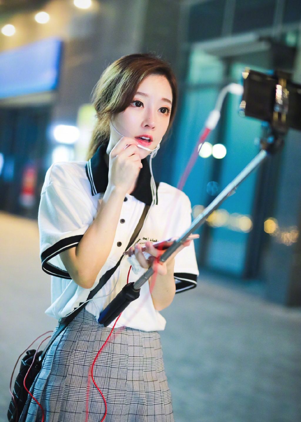 初中生扎堆直播妄想暴富，李佳琦背后团队曝光：醒醒吧，孩子