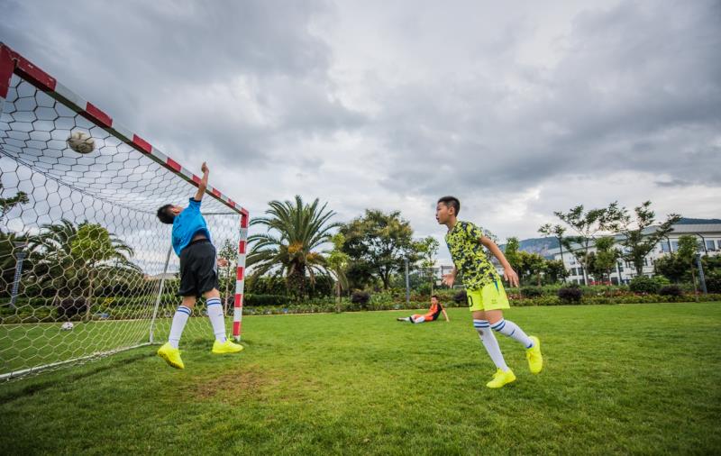 学习踢足球是终身受益的事这难道不是给孩子最好的礼物吗?