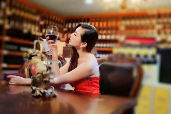 简单几步学会品尝红酒,喝红酒的正确姿势和喝法视频