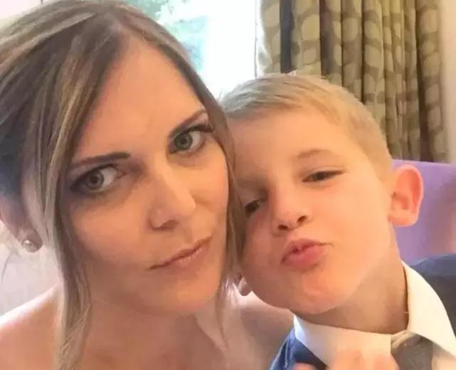 孩子舌头被饮料瓶困住,小孩喝水舌头被卡杯盖