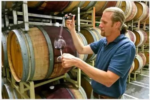 白葡萄酒的酿造工艺流程,酒庄葡萄酒的酿造方法及制作步骤