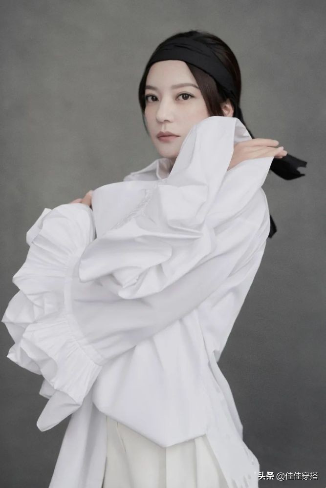 赵薇简直是“天生*物尤**”！穿白西装英姿飒爽，搭配黑头巾潮爆了