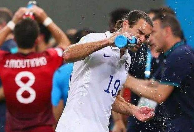 足球场为什么球员要吐口水,为什么足球球员喝水要把水吐出来