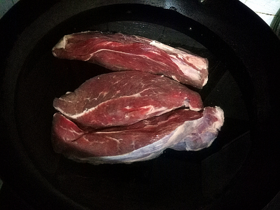 老师傅教你卤牛肉，掌握3招，牛肉不散不干，筋道弹牙，百吃不厌