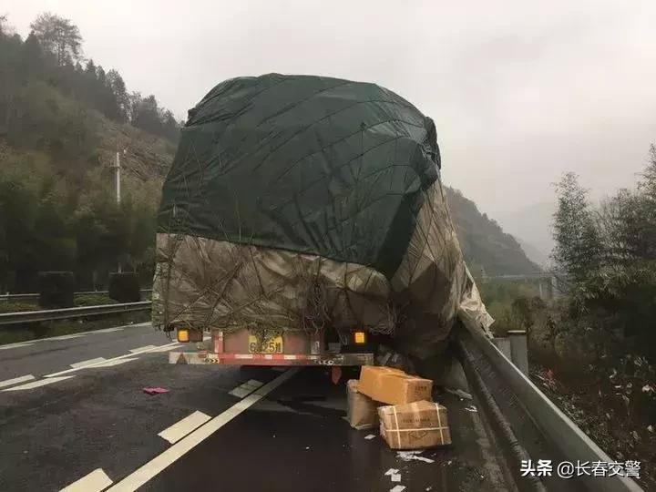 高速上发生车祸女子救人,高速惨烈车祸女子死亡