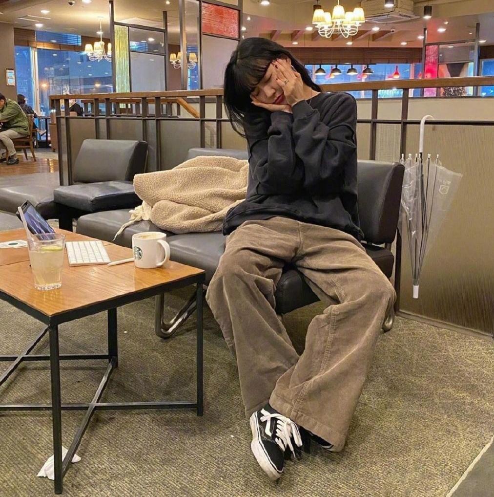 黑色大衣搭配什么颜色毛衣显高级,内搭毛衣也不含糊穿上这些美到爆