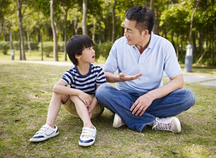 孩子爱插嘴家长巧应对,如何改掉孩子爱插嘴的毛病