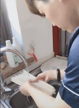 太有意思了,女朋友不屑一顾的表情很到位