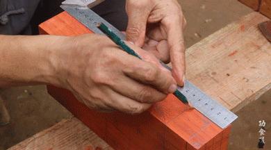 【设计篇】61岁中国大爷火爆外媒！“玩”木头让上亿老外看傻眼！