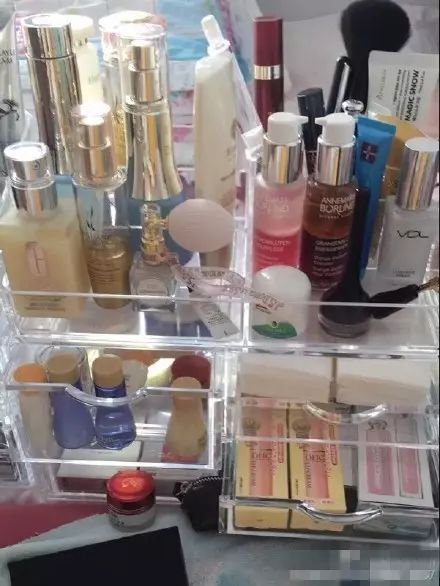 隐藏式梳妆台你见过吗,别人的梳妆台照片