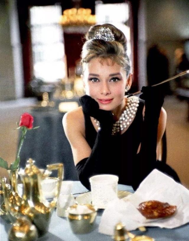 为什么卡地亚的价格比蒂芙尼高？原来和品牌因素有关，看完秒懂！