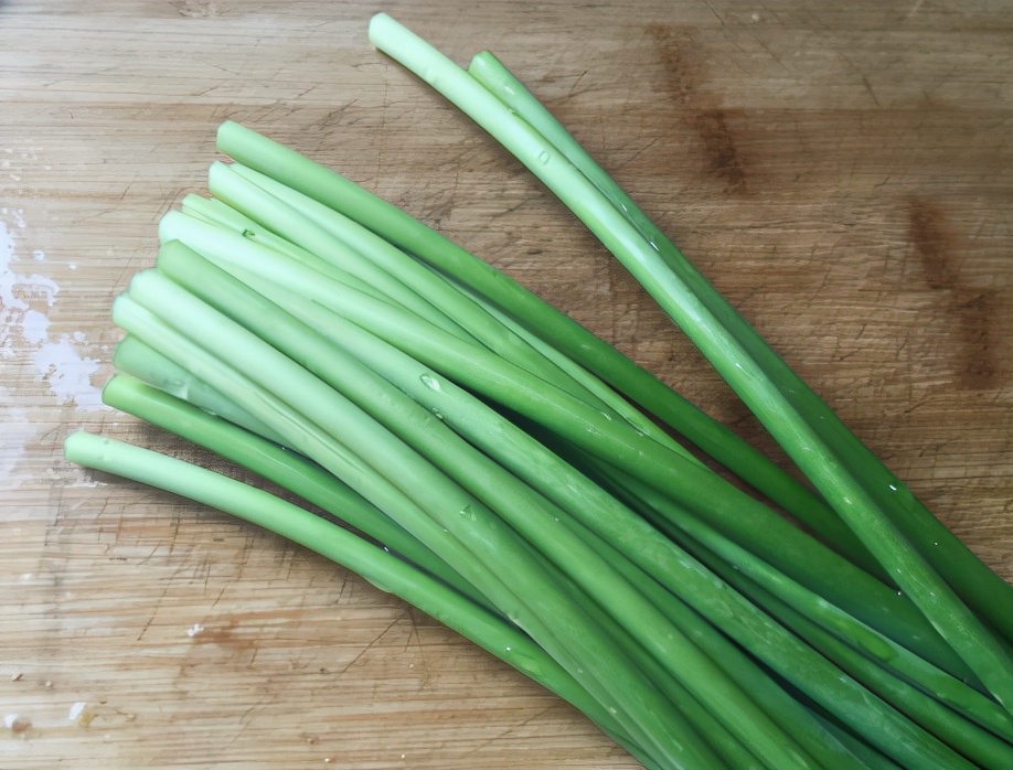 蒜苔炒鸡蛋的蒜苔到底要不要焯水,蒜苔肉丝的蒜苔过油后要泡水吗