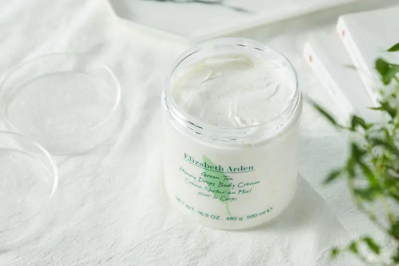 爆款频出的雅顿，原来身体乳也这么好用，抹完皮肤嫩滑自带体香