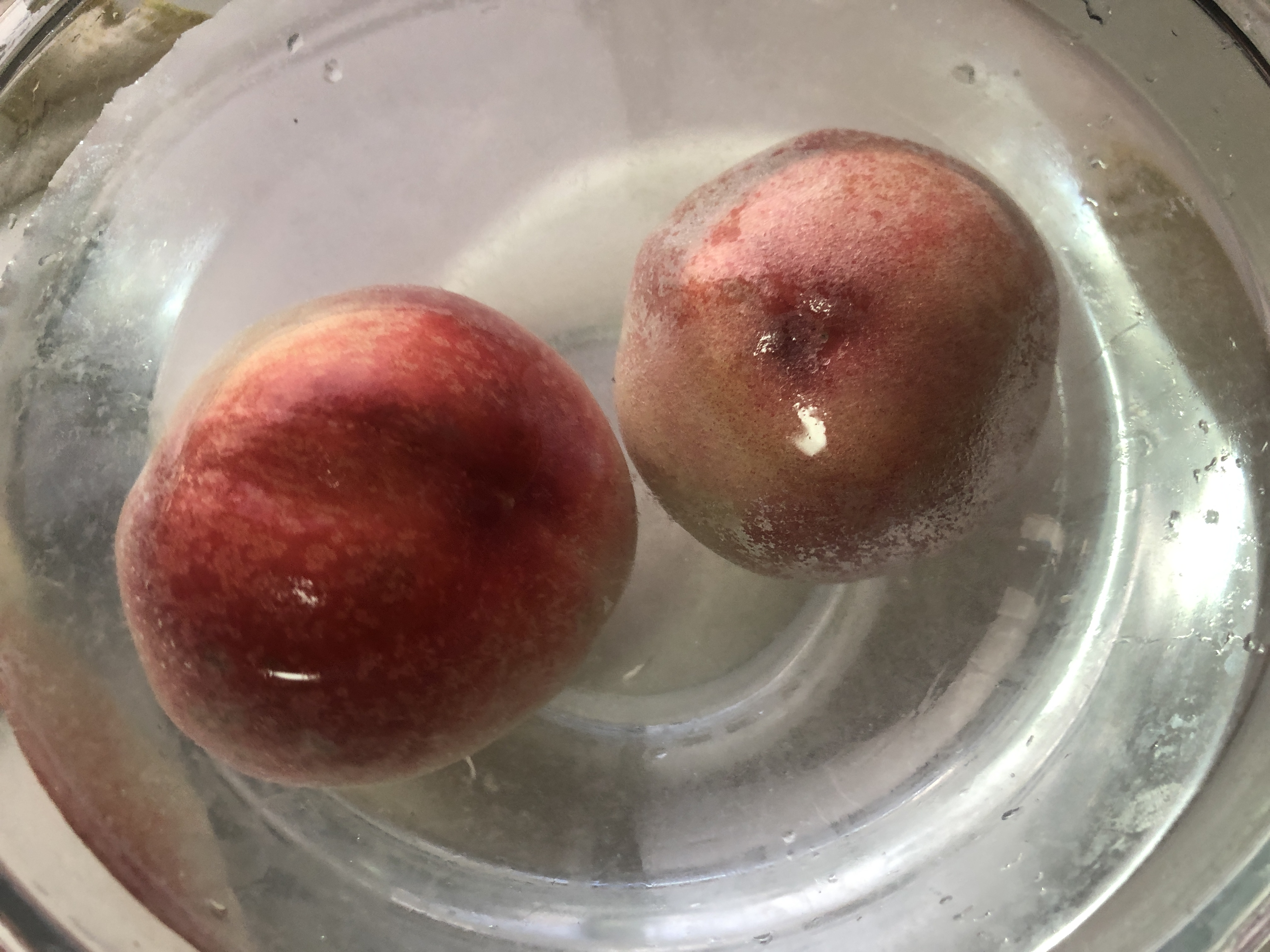 桃子吃了喉咙痒？别着急，教你一招，先把毛洗干净了，再放心吃