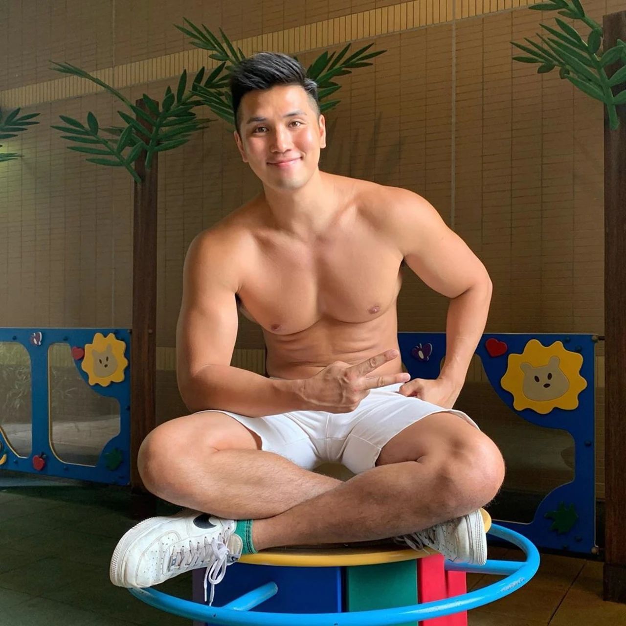 韩国帅哥晒胸肌恶搞,tvb男演员胸肌