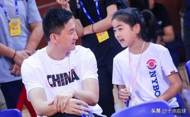 姚明和姚蕾身高多高,姚明的女儿姚沁蕾10岁会打篮球么