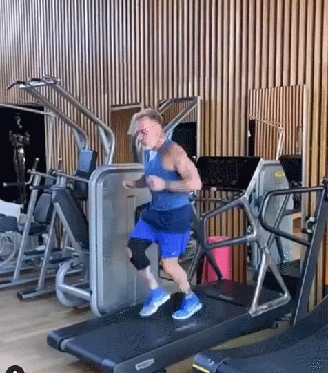 52岁大叔娇妻才27岁？肌肉身材活力无限，没事儿就喜欢跳个舞