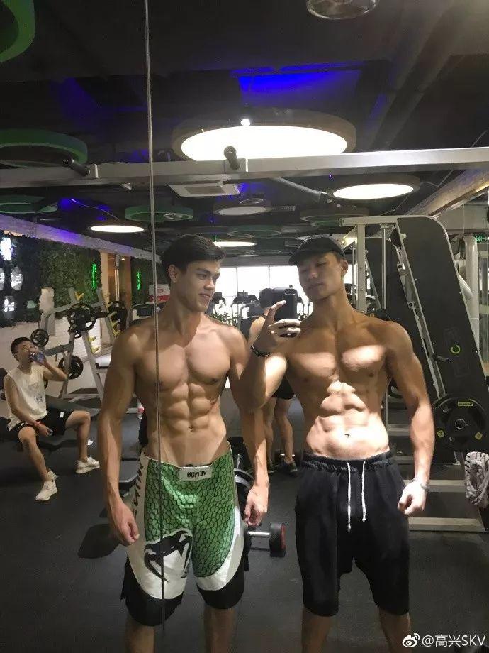 混血肌肉男模被“硬核阿姨”袭胸？她们做了我不敢做的事！