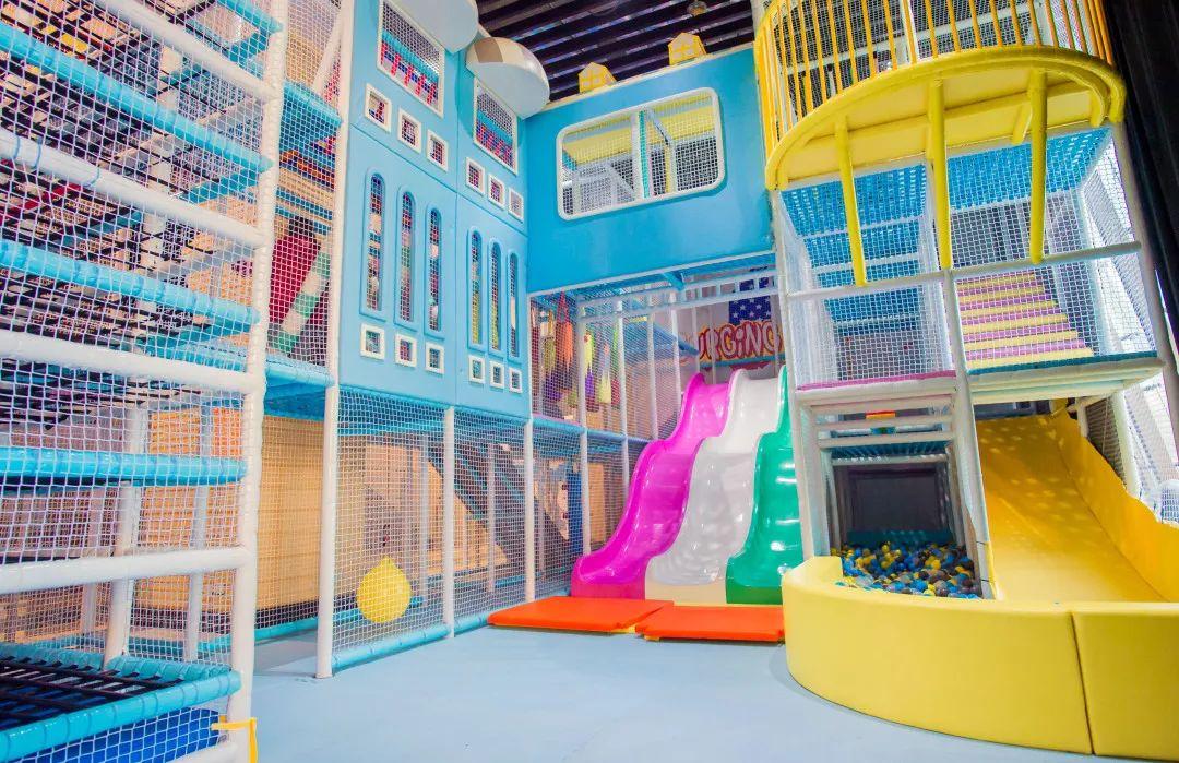 滑滑梯和蹦床乐园,弹力空间蹦床滑梯