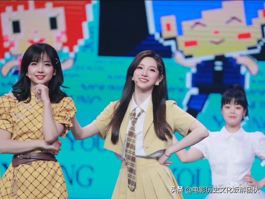 马凡舒颜值惊艳龙洋,马凡舒素颜照与春晚对比