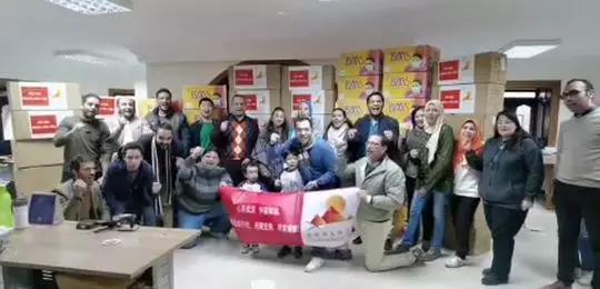 口罩紧缺！千名四川导游变身“特快快递“ 从海外带回200万只口罩