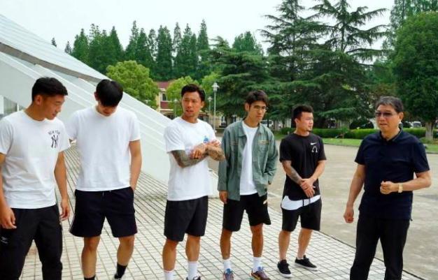 上海国脚看望徐根宝,徐根宝国脚回母校视频