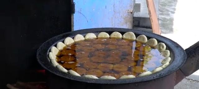 大叔卖传统小吃20年只涨过一次价,河南大叔卖地方小吃每天做300