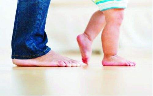 孩子走路磨鞋底后跟,孩子走路磨鞋底是怎么回事