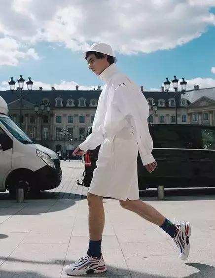 国潮这回对味儿了，不看logo还以为是巴黎世家！