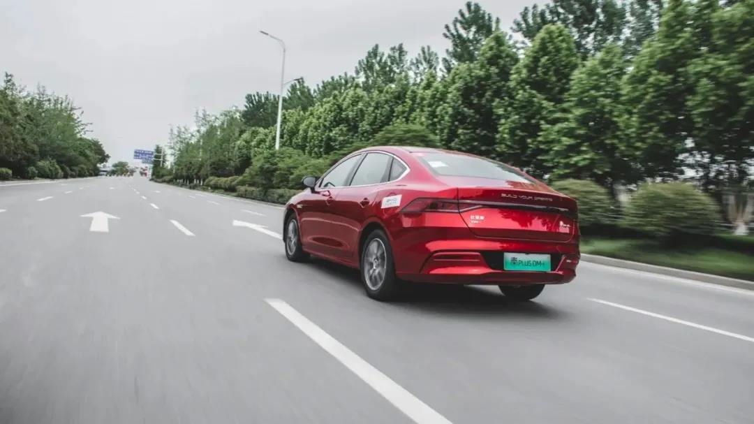 油耗3-4L，家用、跑滴滴都行，这3款轿车值得推荐