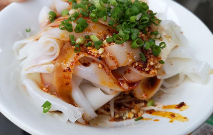 云南小坡凉面摊老板娘,云南正宗摆摊凉面